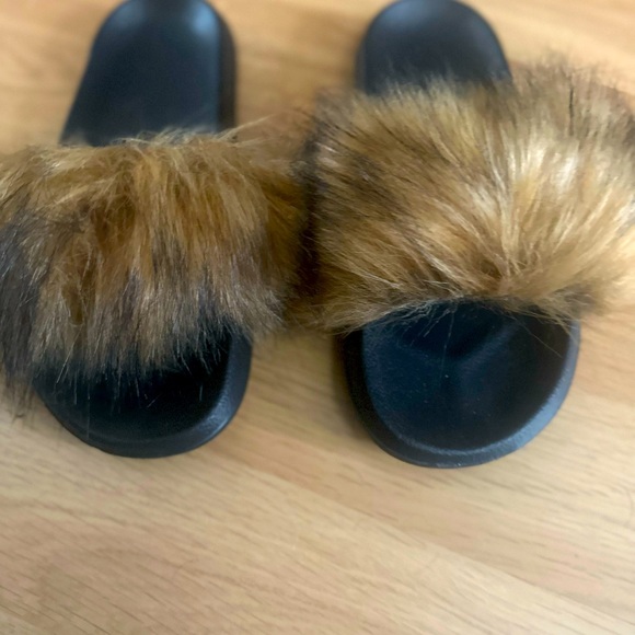 Brand New Fur Slides Slip on’s . Size 11/12 - Picture 2 of 3
